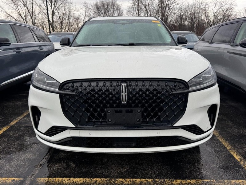 Lincoln Aviator Vehicle Full-screen Gallery Image 02