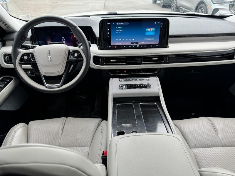 Lincoln Aviator Vehicle Full-screen Gallery Image 09