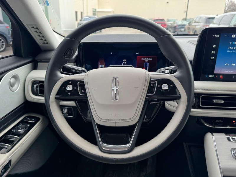 Lincoln Aviator Vehicle Full-screen Gallery Image 10