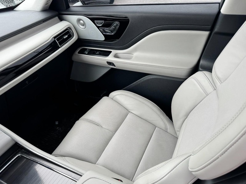 Lincoln Aviator Vehicle Full-screen Gallery Image 11