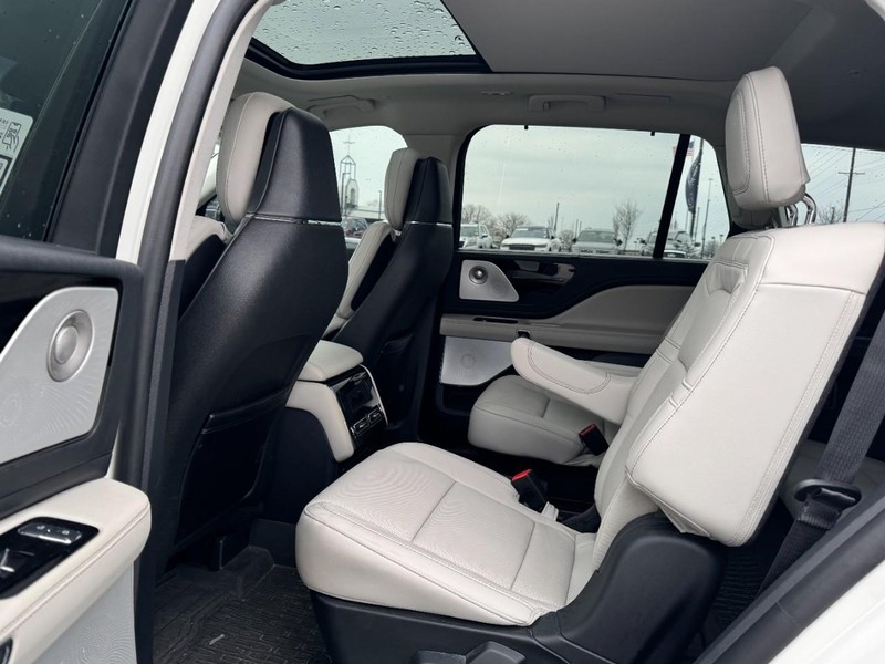 Lincoln Aviator Vehicle Full-screen Gallery Image 12