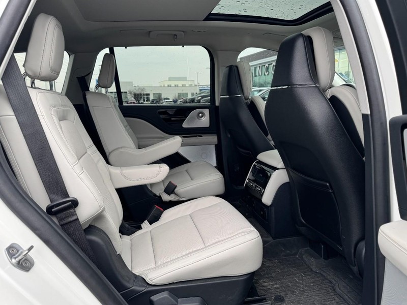 Lincoln Aviator Vehicle Full-screen Gallery Image 13
