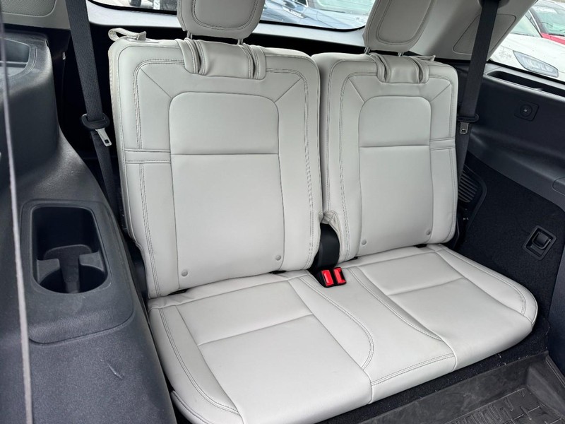 Lincoln Aviator Vehicle Full-screen Gallery Image 14