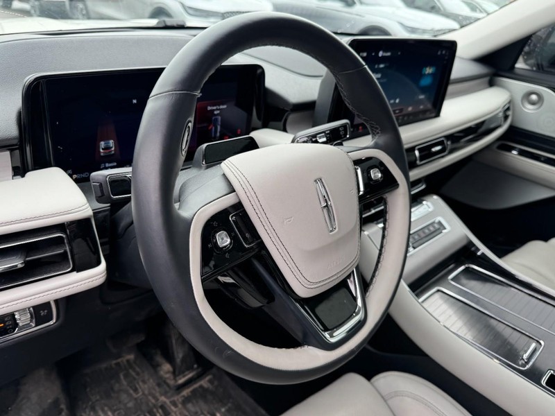 Lincoln Aviator Vehicle Full-screen Gallery Image 15