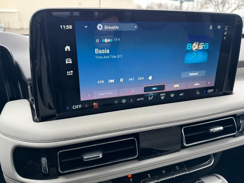 Lincoln Aviator Vehicle Full-screen Gallery Image 16