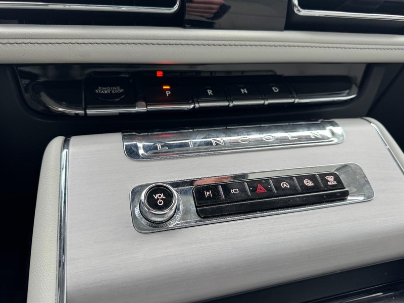 Lincoln Aviator Vehicle Full-screen Gallery Image 17