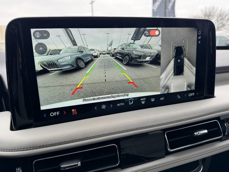 Lincoln Aviator Vehicle Full-screen Gallery Image 24