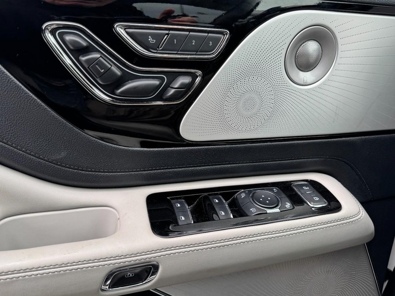 Lincoln Aviator Vehicle Full-screen Gallery Image 25