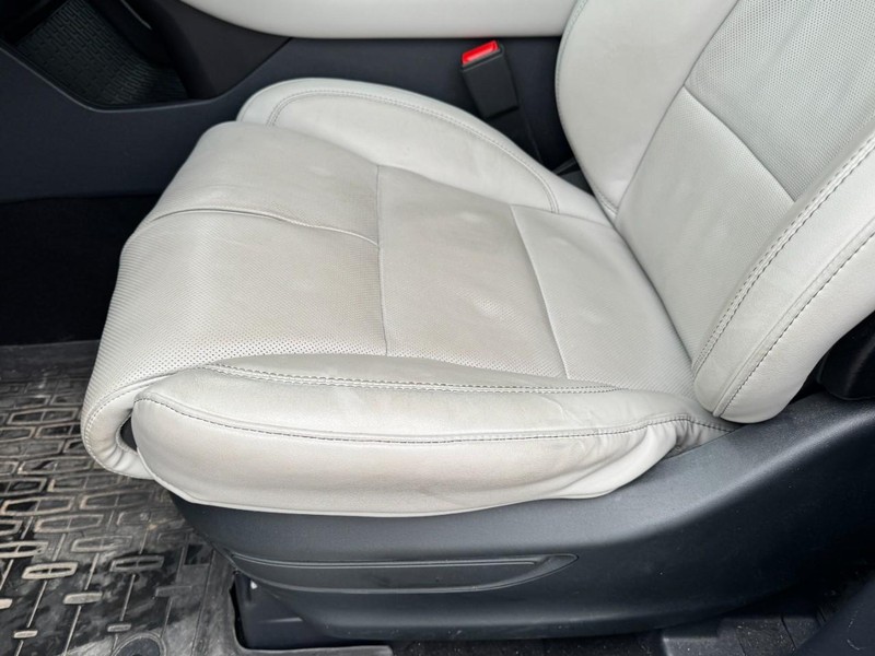 Lincoln Aviator Vehicle Full-screen Gallery Image 26