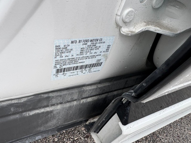 Lincoln Aviator Vehicle Full-screen Gallery Image 28