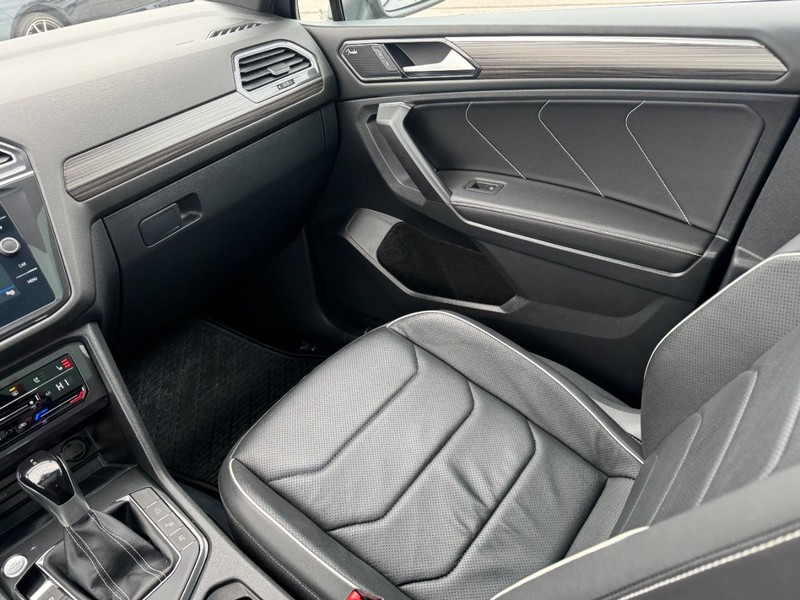 Volkswagen Tiguan Vehicle Full-screen Gallery Image 11