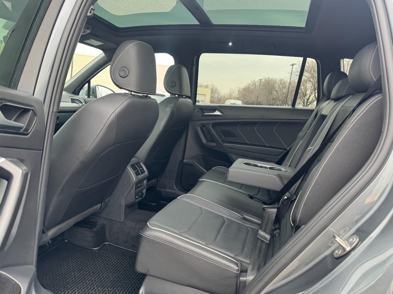 Volkswagen Tiguan Vehicle Full-screen Gallery Image 12