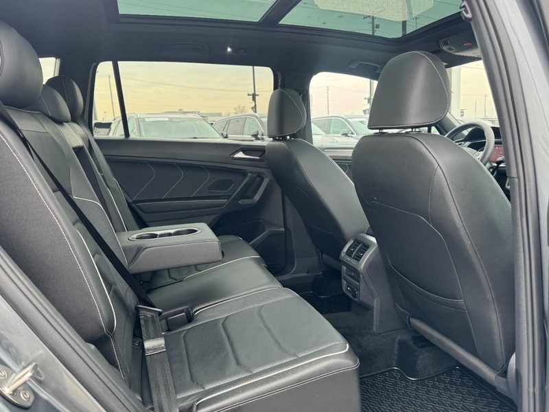 Volkswagen Tiguan Vehicle Full-screen Gallery Image 13