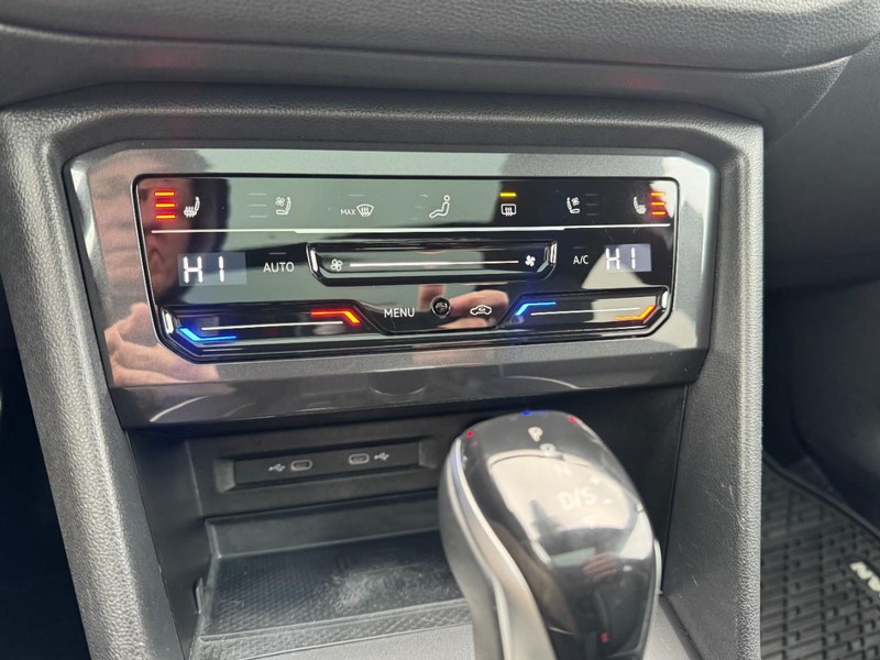 Volkswagen Tiguan Vehicle Full-screen Gallery Image 17