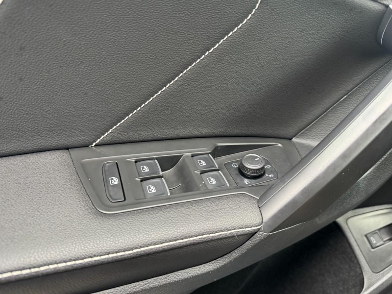 Volkswagen Tiguan Vehicle Full-screen Gallery Image 25