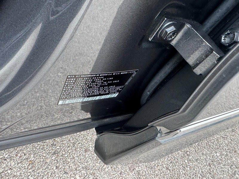 Volkswagen Tiguan Vehicle Full-screen Gallery Image 28