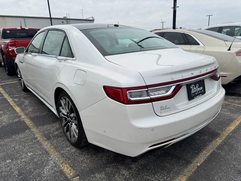 Lincoln Continental Vehicle Full-screen Gallery Image 04