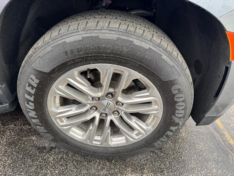 GMC Yukon Vehicle Full-screen Gallery Image 04