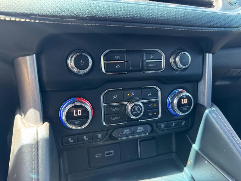 GMC Yukon Vehicle Full-screen Gallery Image 17