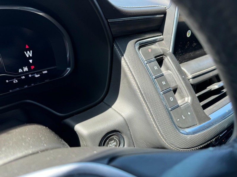 GMC Yukon Vehicle Full-screen Gallery Image 21