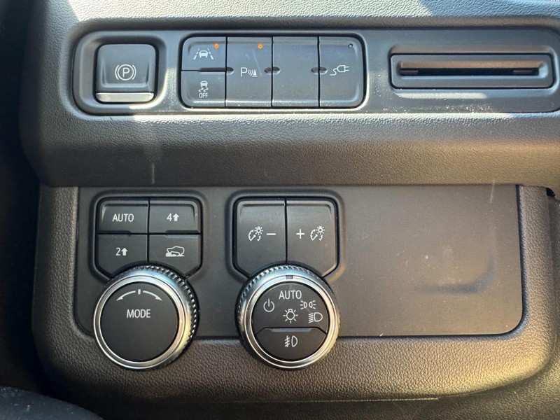 GMC Yukon Vehicle Full-screen Gallery Image 22