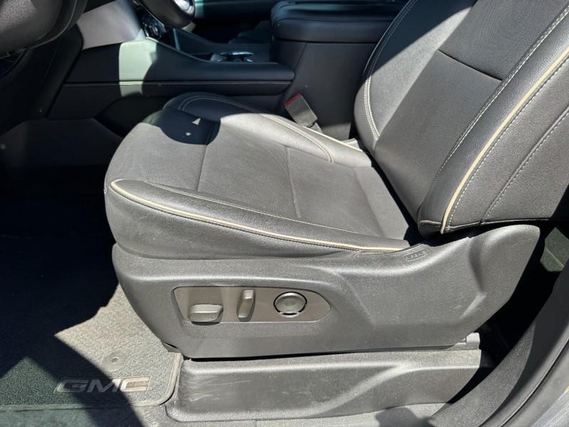 GMC Yukon Vehicle Full-screen Gallery Image 26