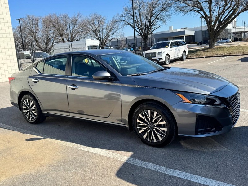 Nissan Altima Vehicle Full-screen Gallery Image 02