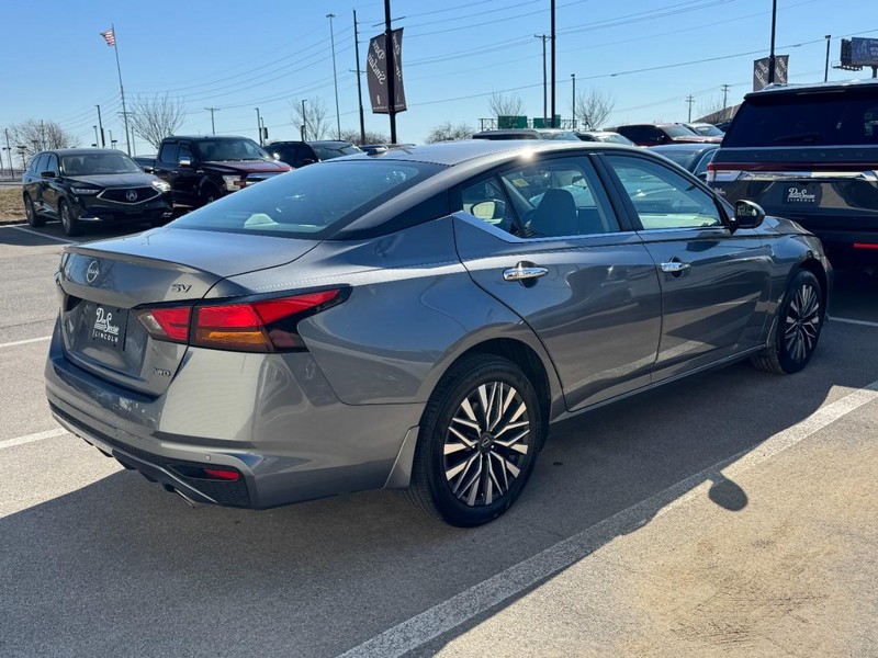 Nissan Altima Vehicle Full-screen Gallery Image 03