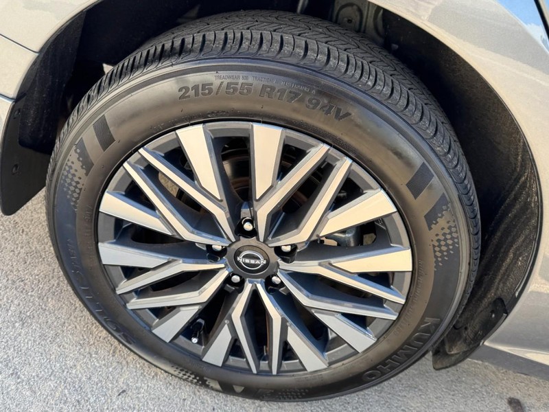 Nissan Altima Vehicle Full-screen Gallery Image 04