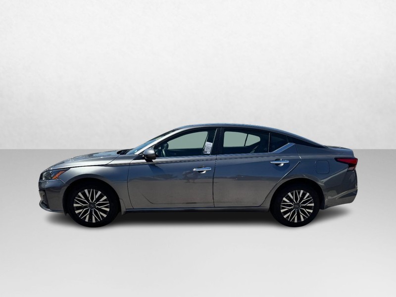 Nissan Altima Vehicle Full-screen Gallery Image 08
