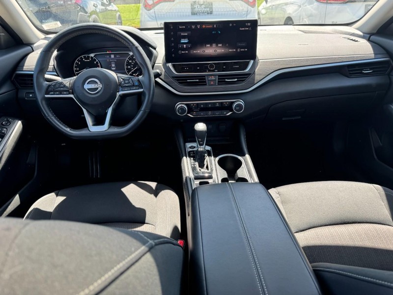 Nissan Altima Vehicle Full-screen Gallery Image 09