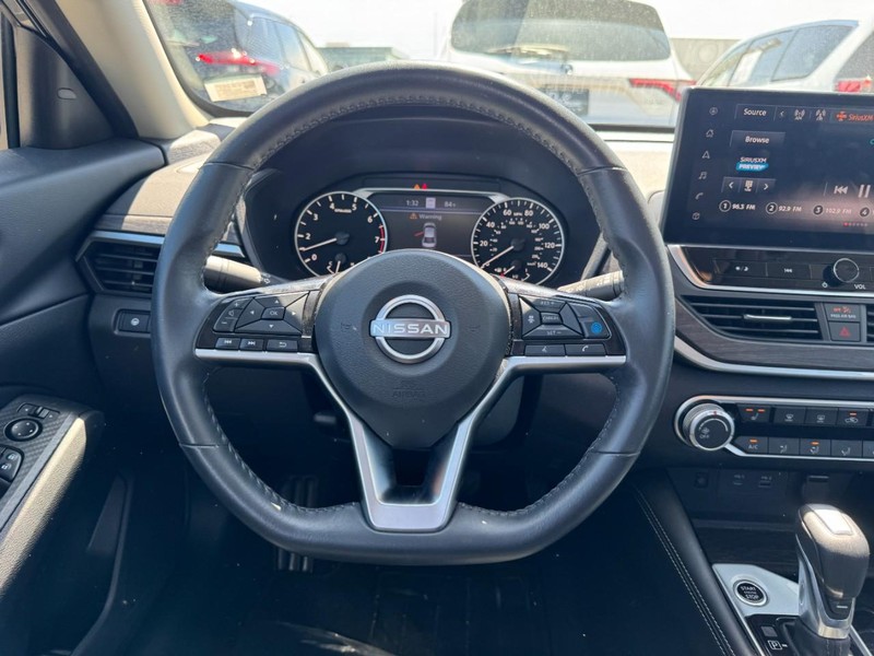 Nissan Altima Vehicle Full-screen Gallery Image 10