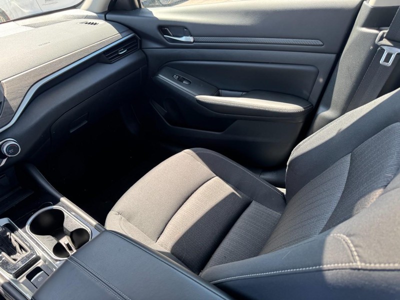 Nissan Altima Vehicle Full-screen Gallery Image 11
