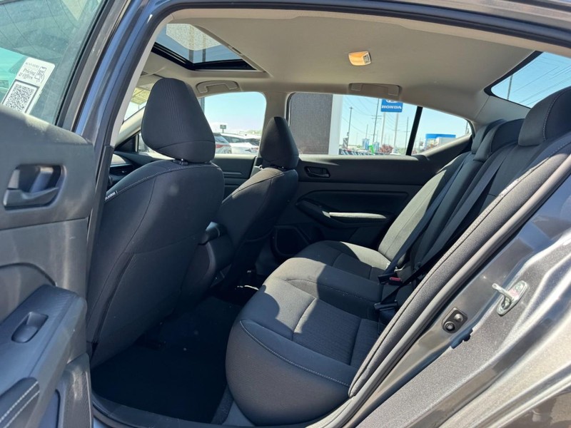 Nissan Altima Vehicle Full-screen Gallery Image 12