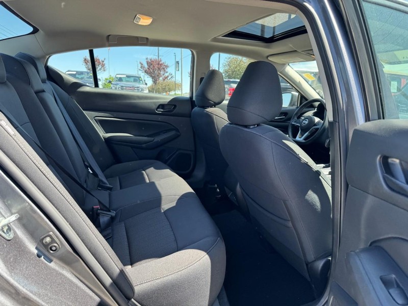 Nissan Altima Vehicle Full-screen Gallery Image 13