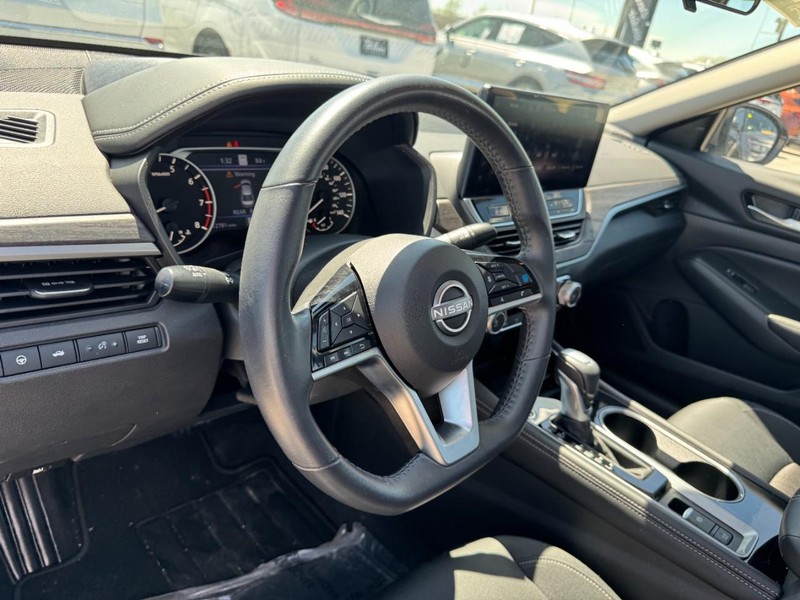 Nissan Altima Vehicle Full-screen Gallery Image 15