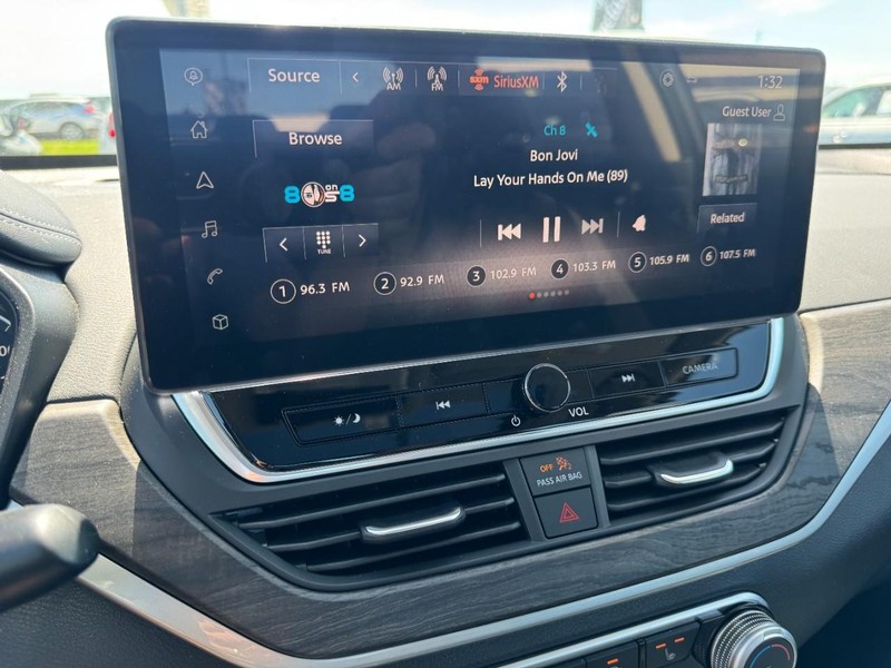 Nissan Altima Vehicle Full-screen Gallery Image 16