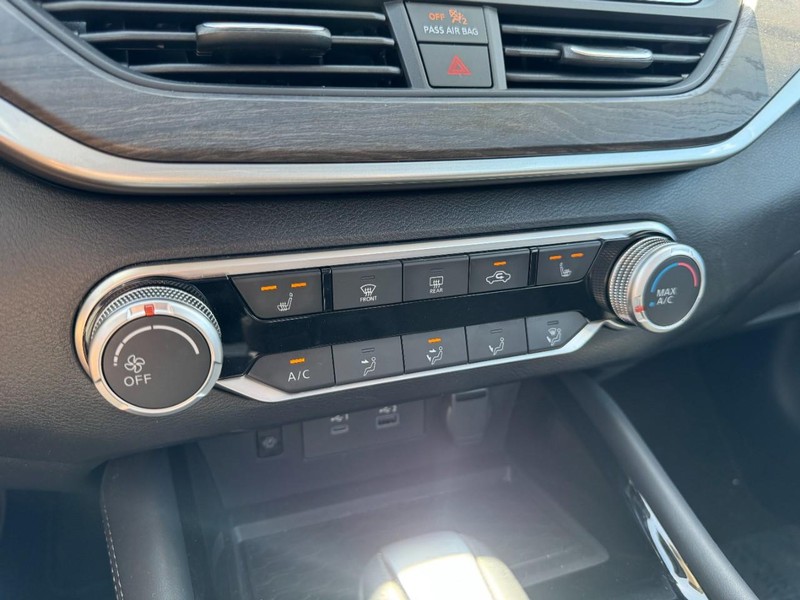 Nissan Altima Vehicle Full-screen Gallery Image 17
