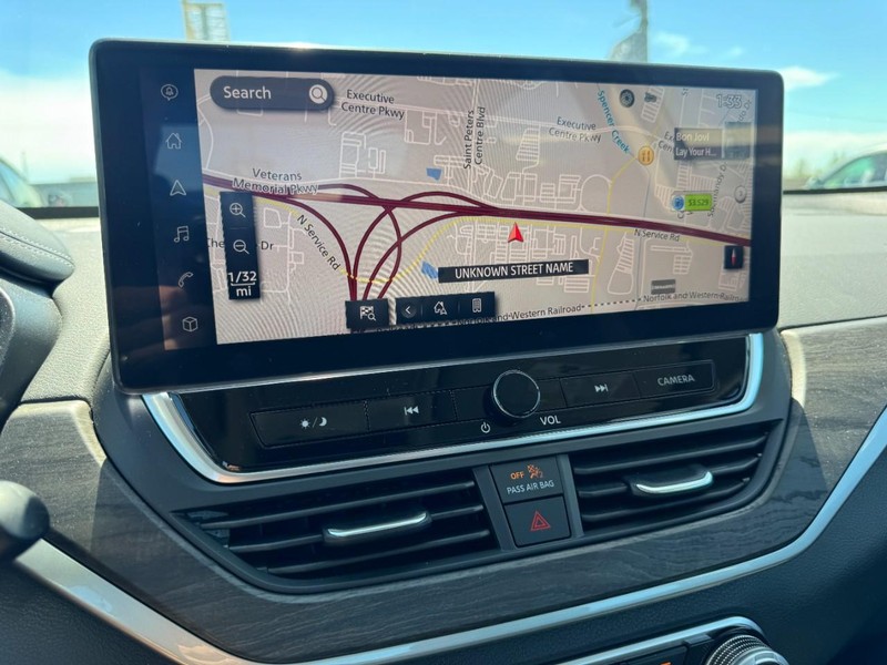 Nissan Altima Vehicle Full-screen Gallery Image 23