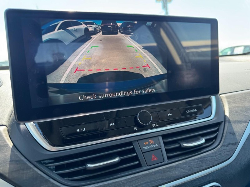 Nissan Altima Vehicle Full-screen Gallery Image 24