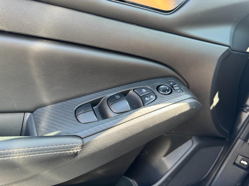 Nissan Altima Vehicle Full-screen Gallery Image 25