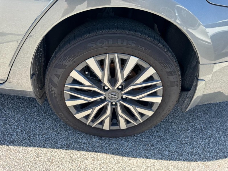 Nissan Altima Vehicle Full-screen Gallery Image 27