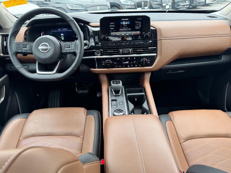 Nissan Pathfinder Vehicle Full-screen Gallery Image 09