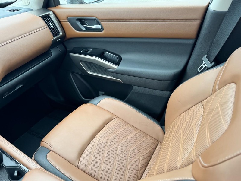 Nissan Pathfinder Vehicle Full-screen Gallery Image 11