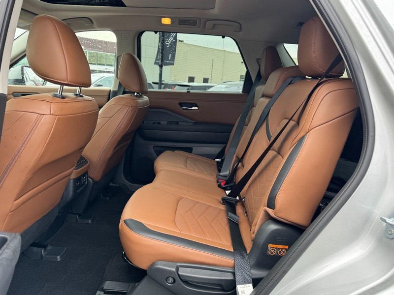 Nissan Pathfinder Vehicle Full-screen Gallery Image 12