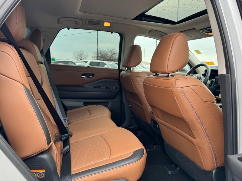 Nissan Pathfinder Vehicle Full-screen Gallery Image 13