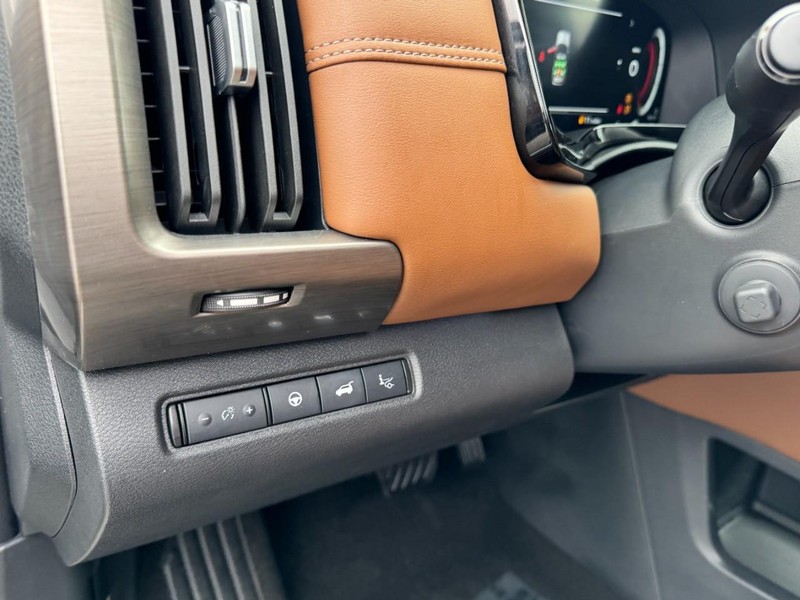 Nissan Pathfinder Vehicle Full-screen Gallery Image 14