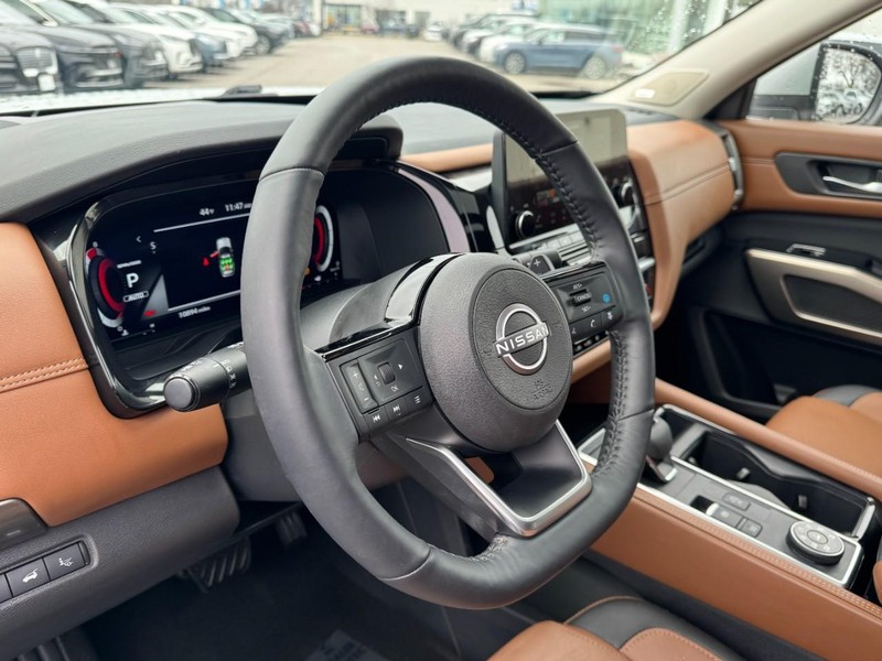 Nissan Pathfinder Vehicle Full-screen Gallery Image 15