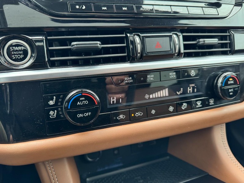 Nissan Pathfinder Vehicle Full-screen Gallery Image 17