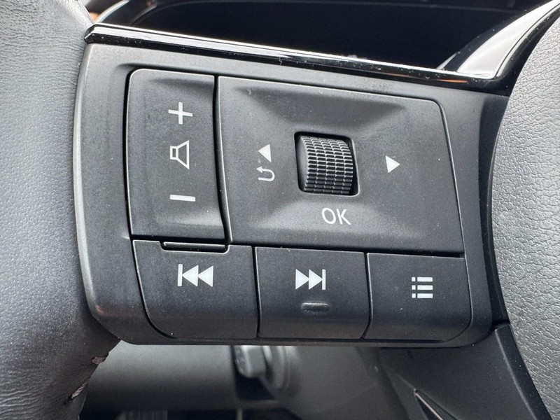 Nissan Pathfinder Vehicle Full-screen Gallery Image 18